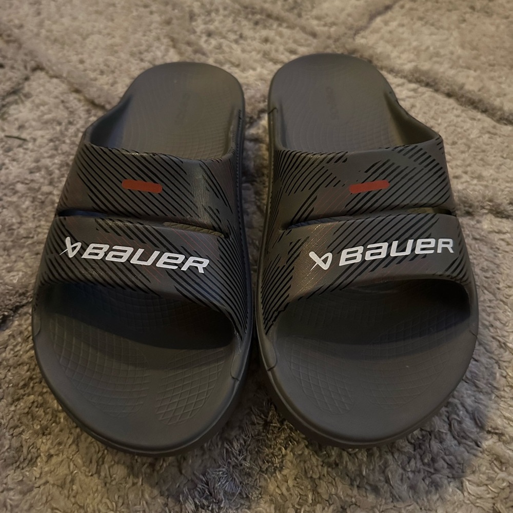 OOFOS Bauer Slides - Like New